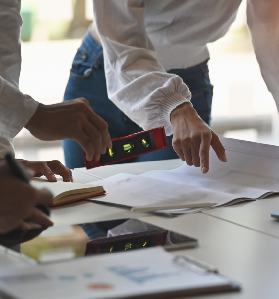 persona con planos de construcción